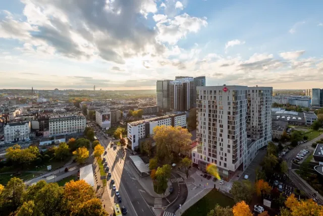 Widok z góry na centrum miasta z wysokimi budynkami mieszkalnymi i biurowcami