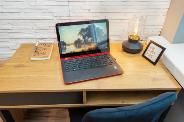 Opis ogłoszenia nieruchomości przygotowywany na laptopie