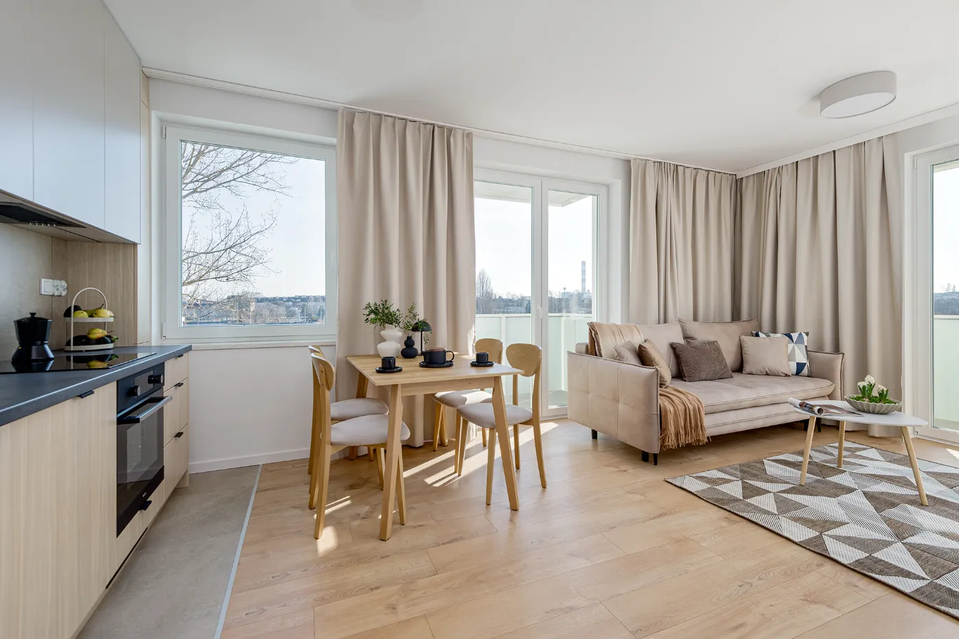 Salon z aneksem kuchennym po home stagingu — wariant 1