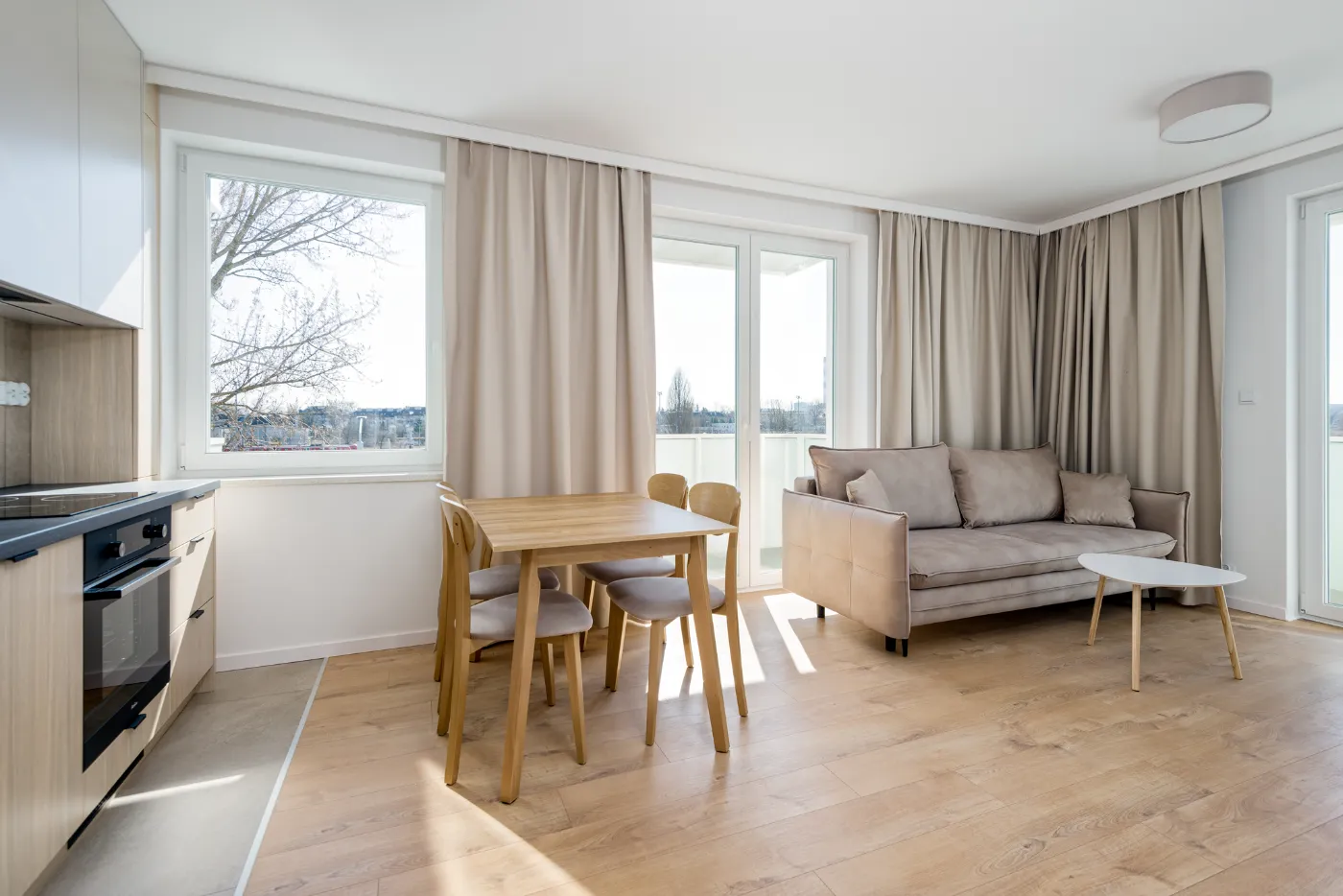Salon z aneksem kuchennym przed home stagingiem — wariant 1