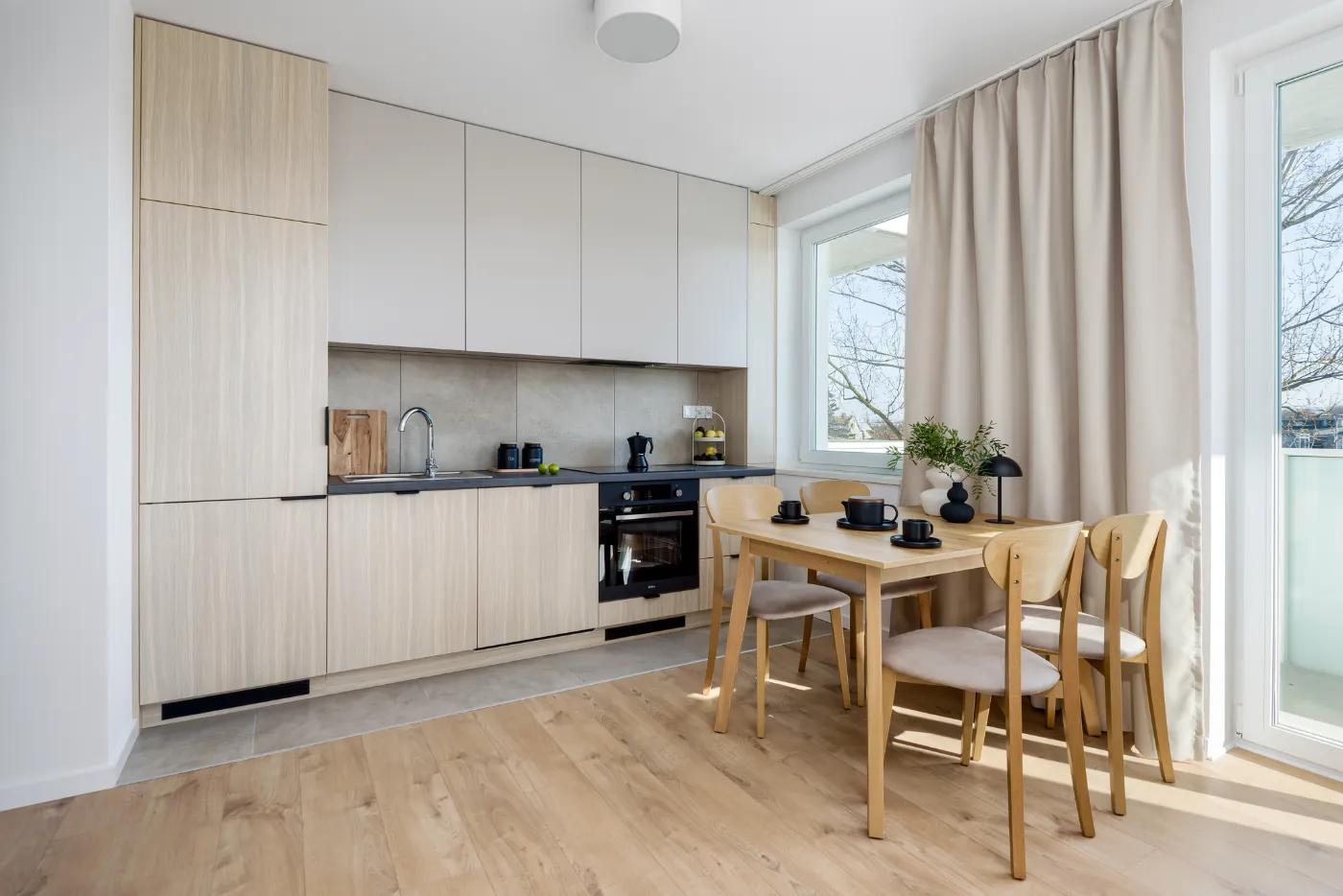 Salon z aneksem kuchennym po home stagingu — wariant 3