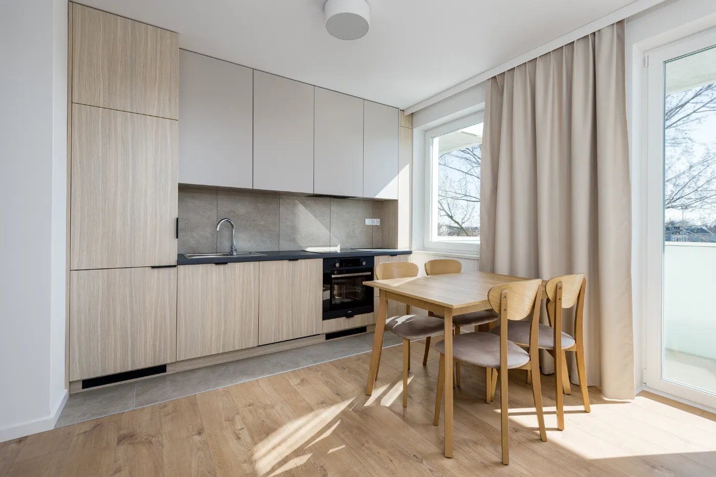 Salon z aneksem kuchennym przed home stagingiem — wariant 3